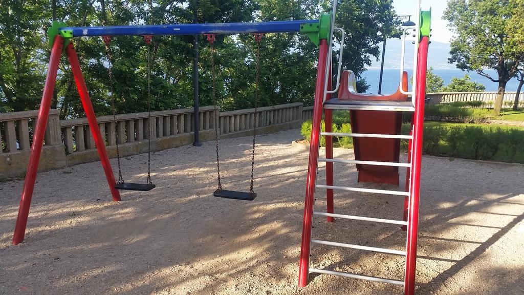 Gospoja Park & Beach Apartment Vrbnik Ngoại thất bức ảnh